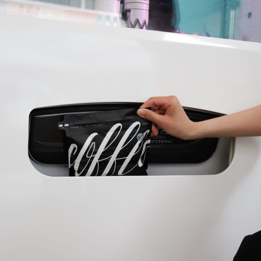 クジラ店の前に自動販売機を設置！原則24時間、非対面にてコーヒー豆を購入いただけます