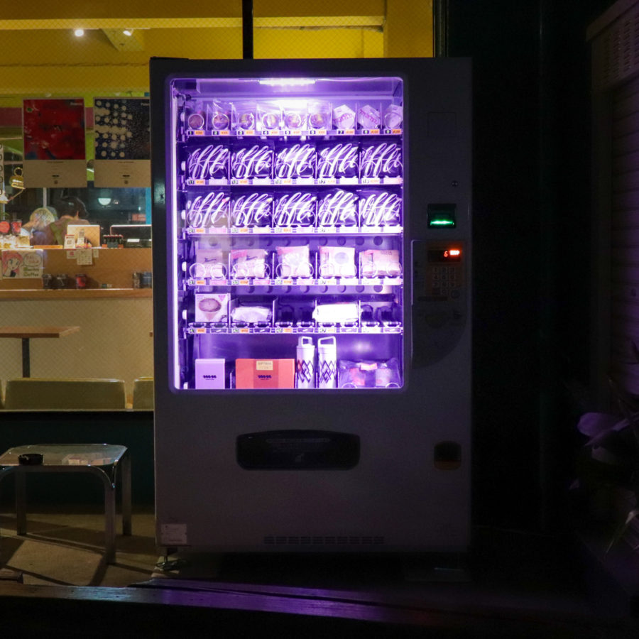 クジラ店の前に自動販売機を設置！原則24時間、非対面にてコーヒー豆を