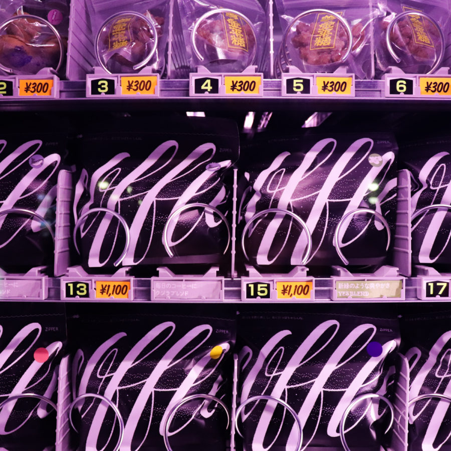 クジラ店の前に自動販売機を設置！原則24時間、非対面にてコーヒー豆を購入いただけます