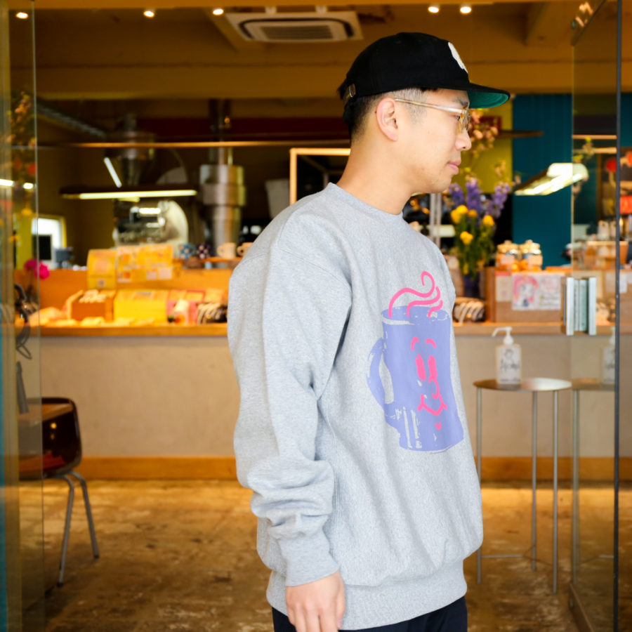 【Hikaru Matsubara × hirock × manucoffee】Smile Mug Crewneck Sweat